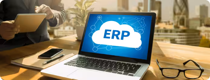 Ordenador portátil con el logotipo de un sistema ERP en la pantalla