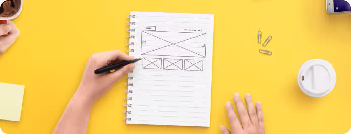 Boceto de una interfaz web dibujado en un cuaderno