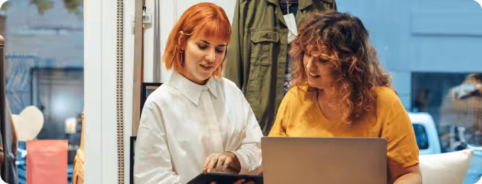 Dos comerciantes revisando una tienda online