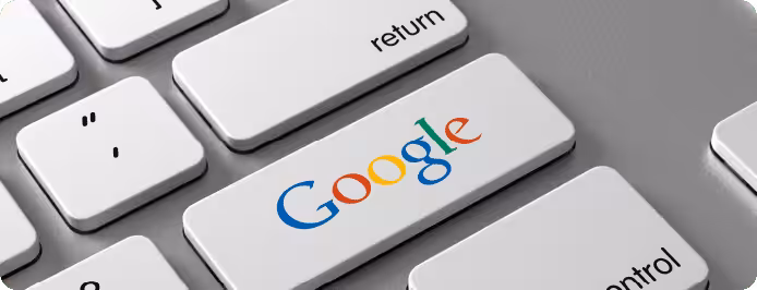 Tecla con el logotipo de Google en un teclado