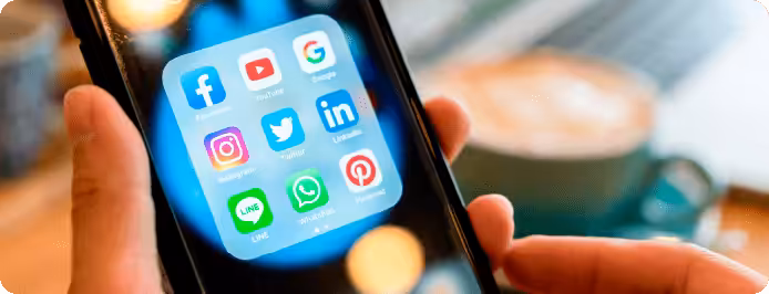 Gestión de redes sociales Albacete Teléfono móvil con aplicaciones de redes sociales en la pantalla