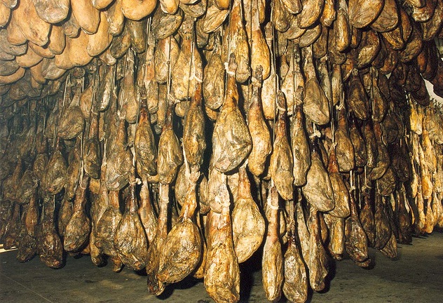 Fotografía de jamones publicada en la web de Jamones Pepiño