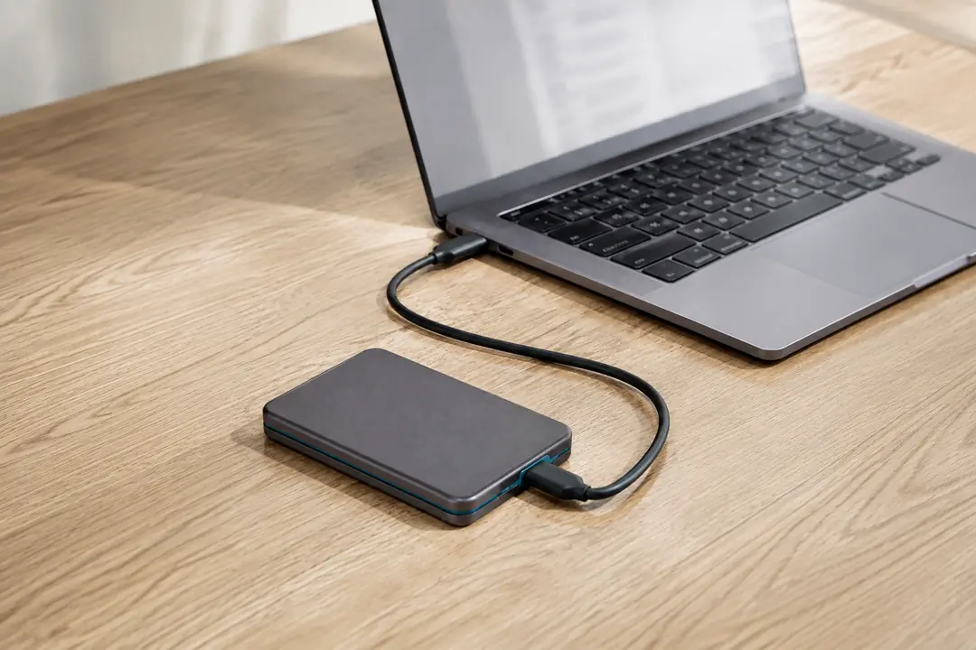 Unidad de almacenamiento externa conectada a un portátil mediante un único cable