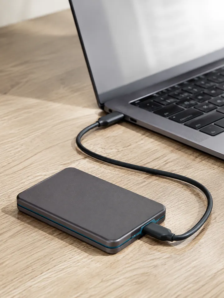 Unidad de almacenamiento externa conectada a un portátil mediante un único cable