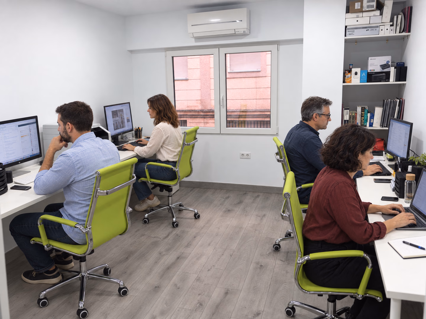 Equipo de Presencia en Internet trabajando en su oficina de Albacete